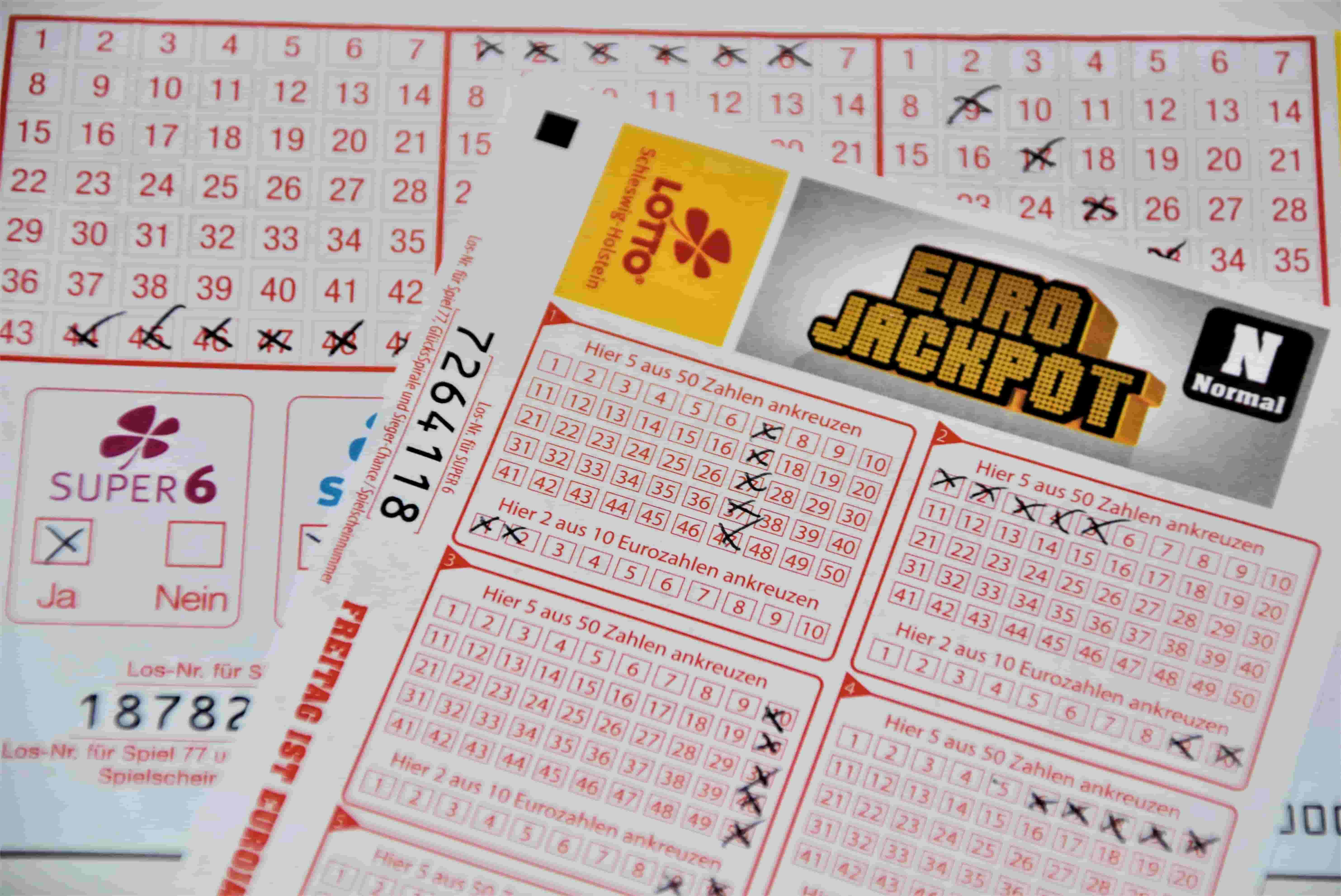 Eurojackpot loterijbeeld met geld en spanning