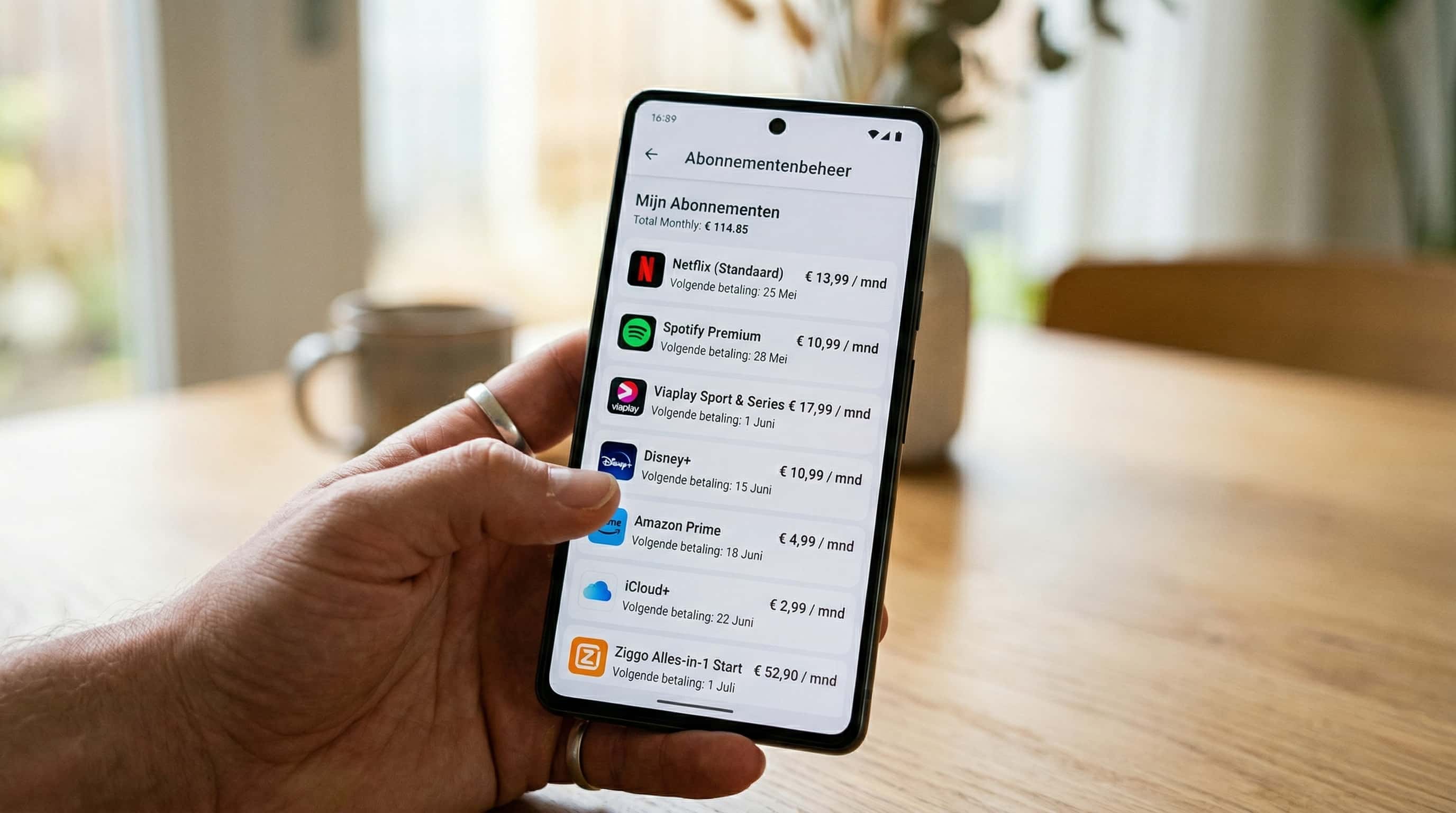 Smartphone met lijst van abonnementen en maandelijkse kosten