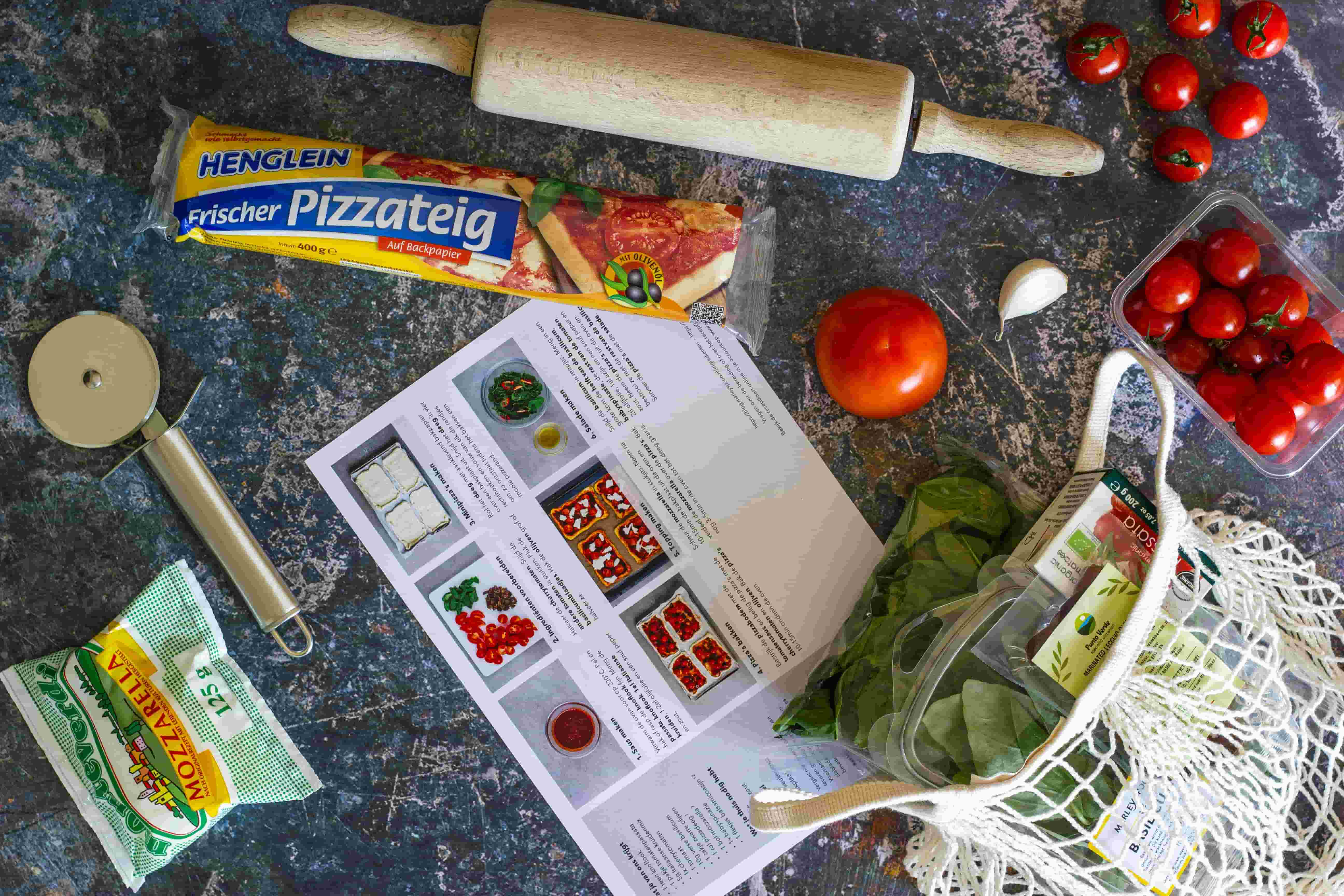Maaltijdbox met verse ingrediënten Maaltijdbox met verse ingrediënten op tafel